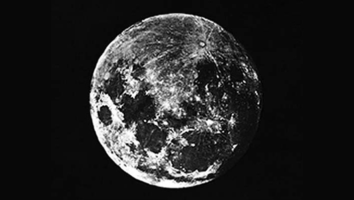 Первая фотография Луны